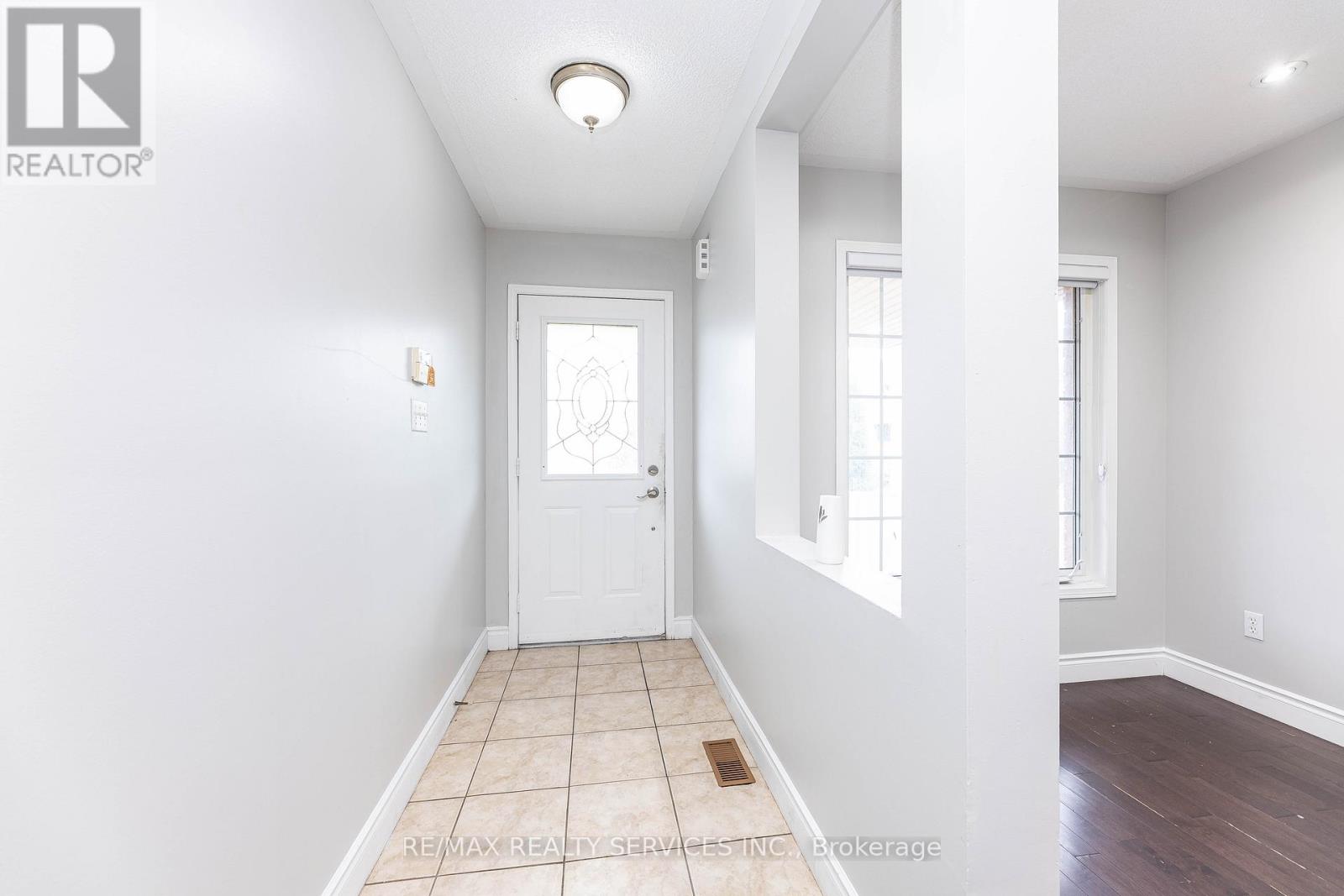 23 Four Seasons Circle, Brampton, Ontario  L7A 2A7 - Photo 5 - W12453109