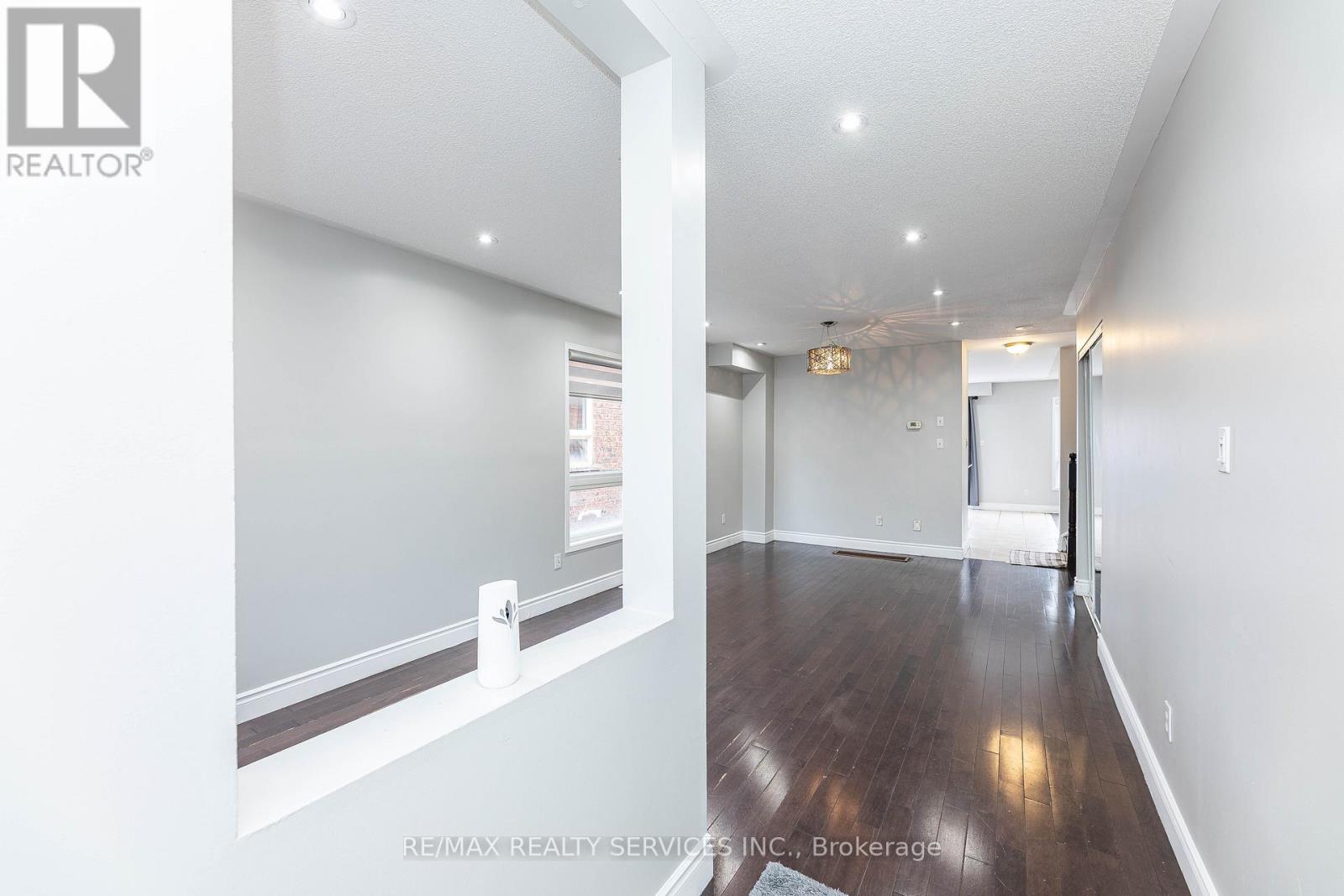 23 Four Seasons Circle, Brampton, Ontario  L7A 2A7 - Photo 6 - W12453109