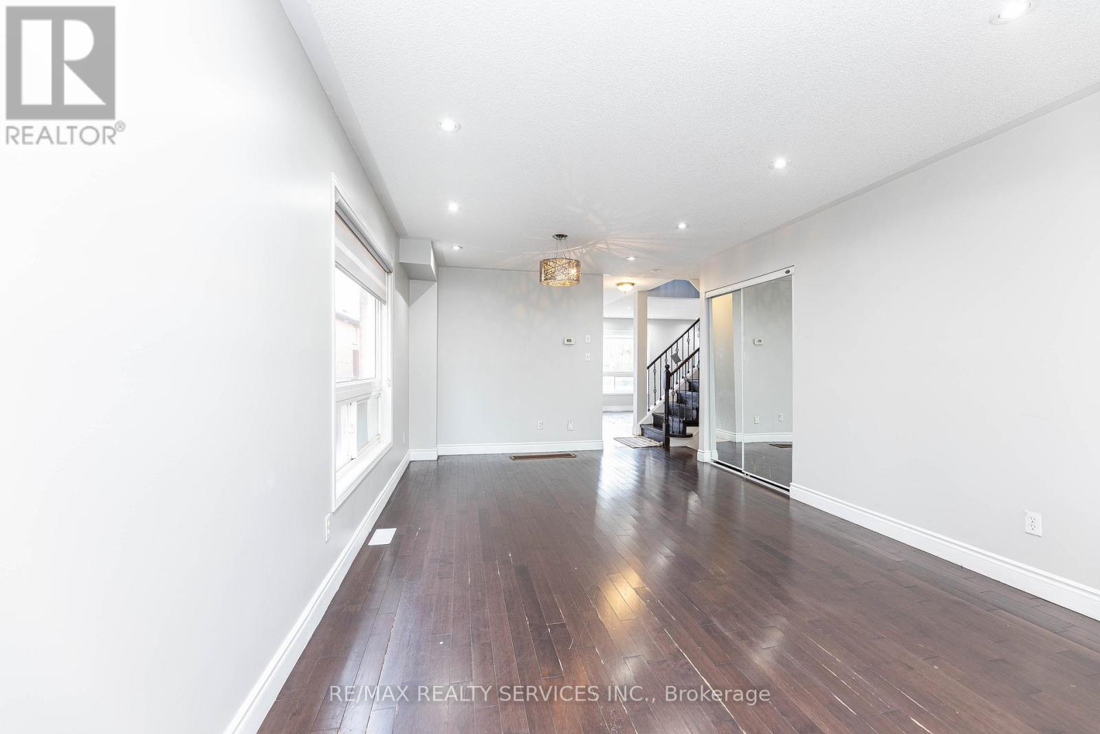 23 Four Seasons Circle, Brampton, Ontario  L7A 2A7 - Photo 7 - W12453109