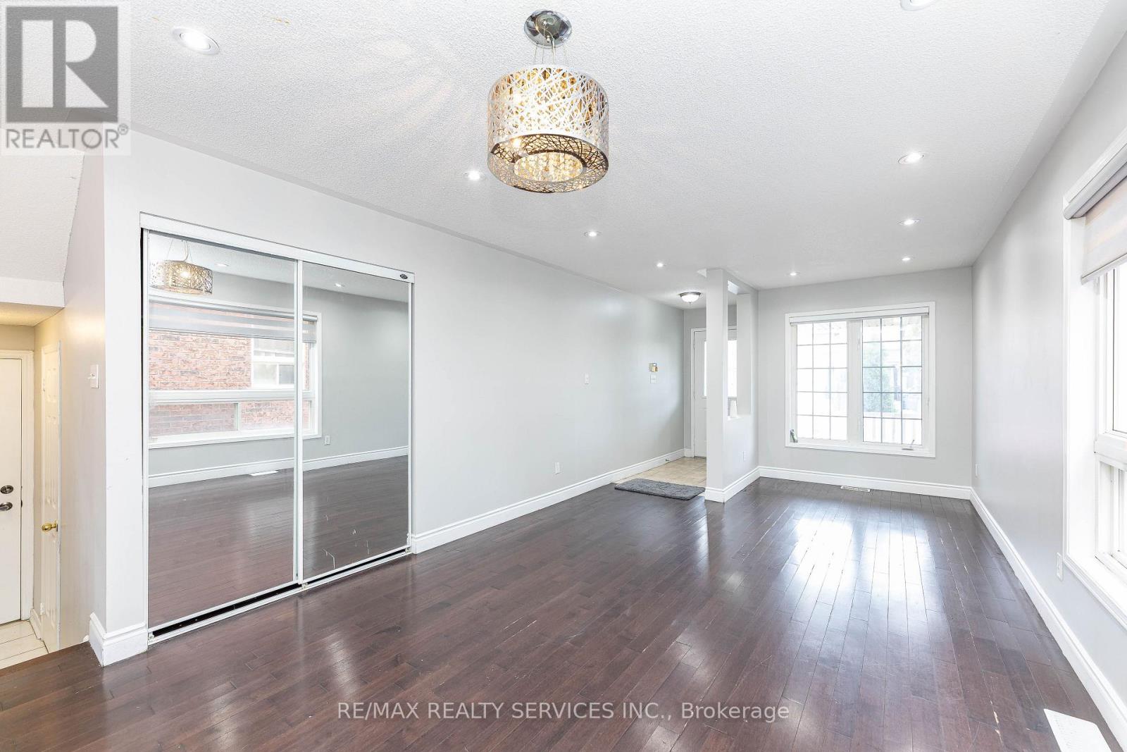 23 Four Seasons Circle, Brampton, Ontario  L7A 2A7 - Photo 8 - W12453109