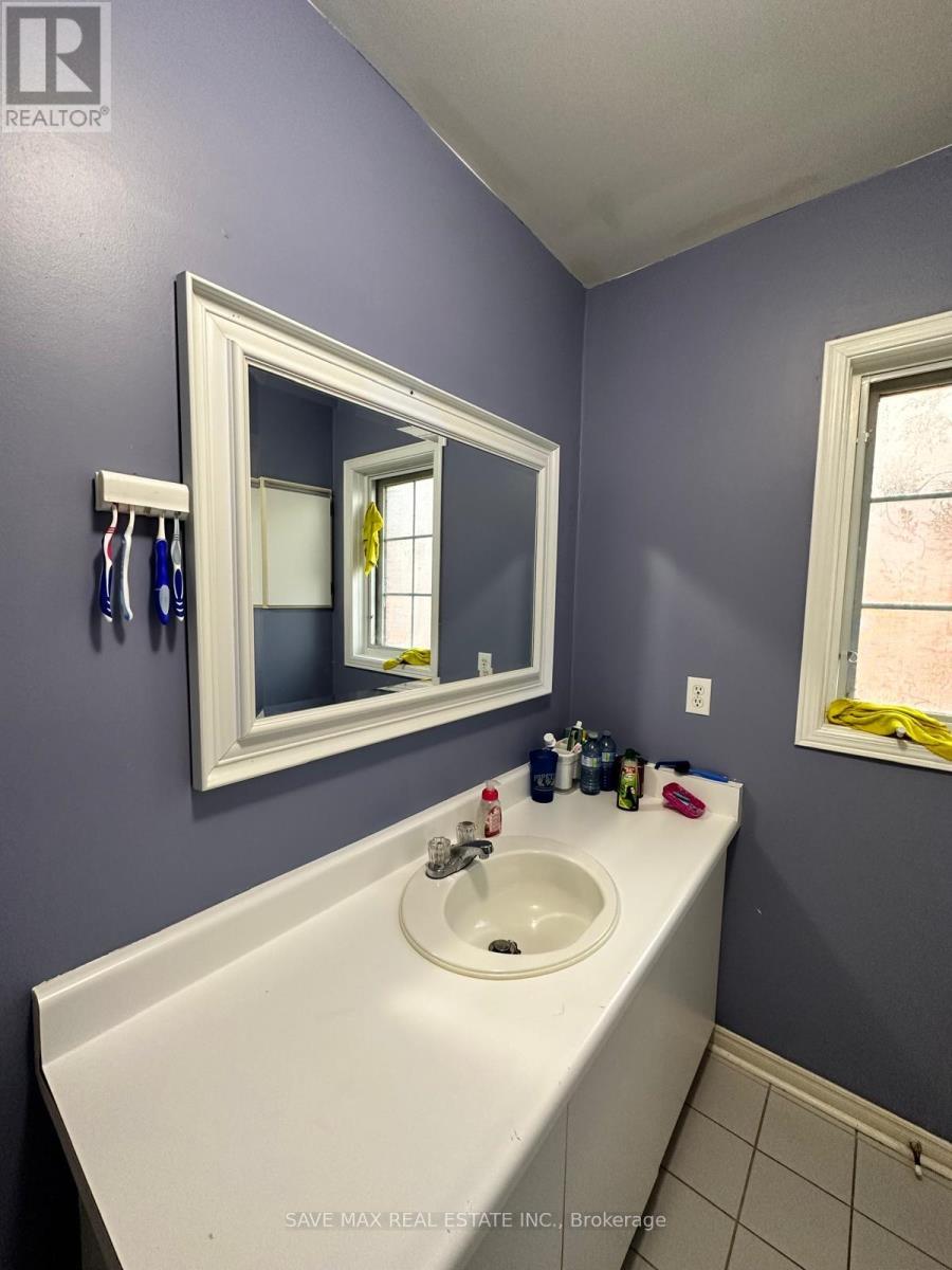33 Piane Avenue, Brampton, Ontario  L6Y 4X8 - Photo 4 - W12453132