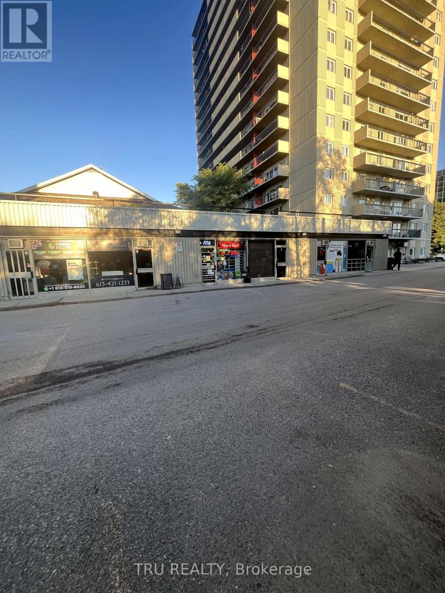 1606 - 158c Mcarthur Avenue, Ottawa, Ontario  K1L 8E7 - Photo 2 - X12453155