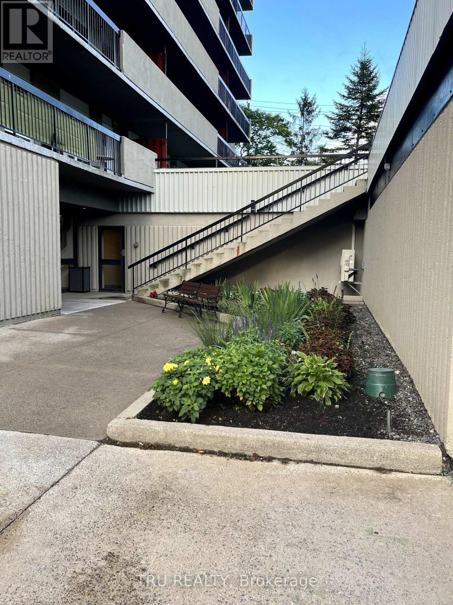 1606 - 158c Mcarthur Avenue, Ottawa, Ontario  K1L 8E7 - Photo 3 - X12453155