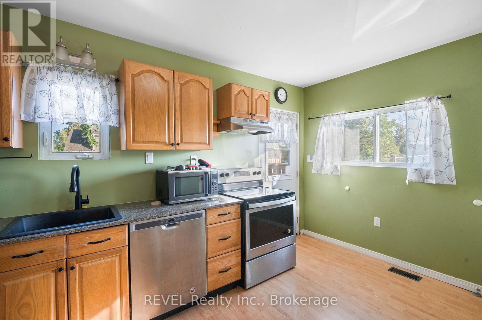 140 Dorothy Street, Welland, Ontario  L3B 3V9 - Photo 11 - X12453139