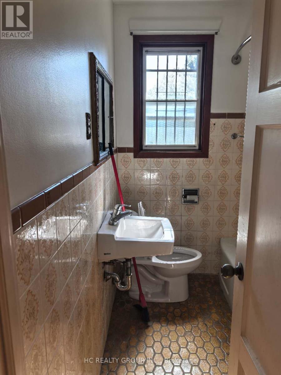21 Norcross Road, Toronto, Ontario  M3H 2R3 - Photo 2 - C12453165