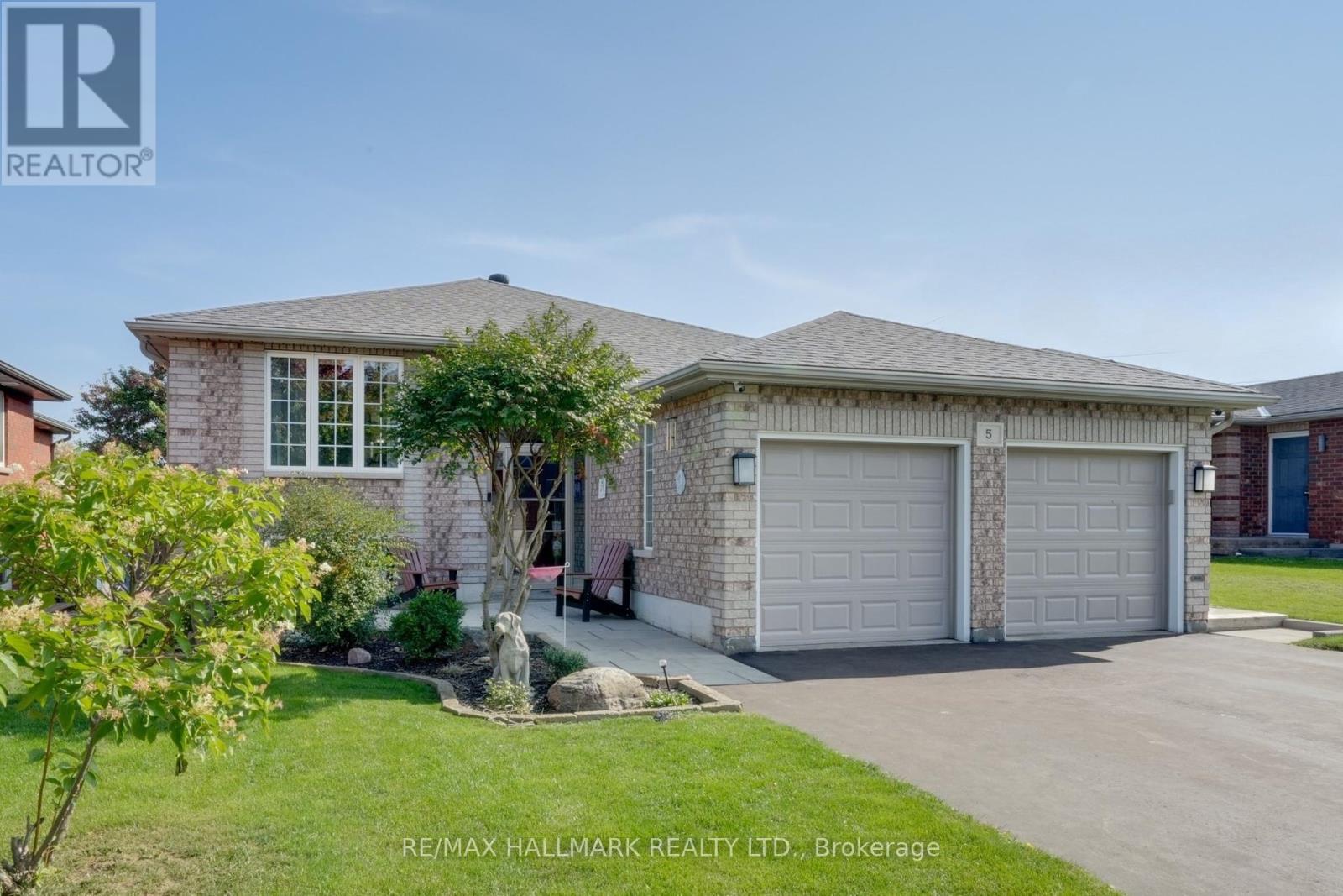 5 Pacific Avenue, Barrie (Little Lake), Ontario  L4M 7E7 - Photo 1 - S12453159