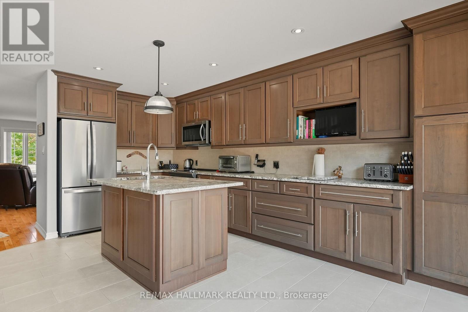 5 Pacific Avenue, Barrie, Ontario  L4M 7E7 - Photo 10 - S12453159