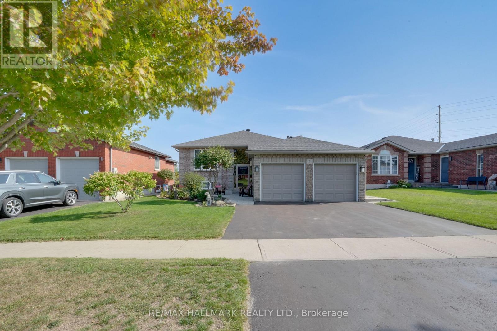 5 Pacific Avenue, Barrie, Ontario  L4M 7E7 - Photo 2 - S12453159