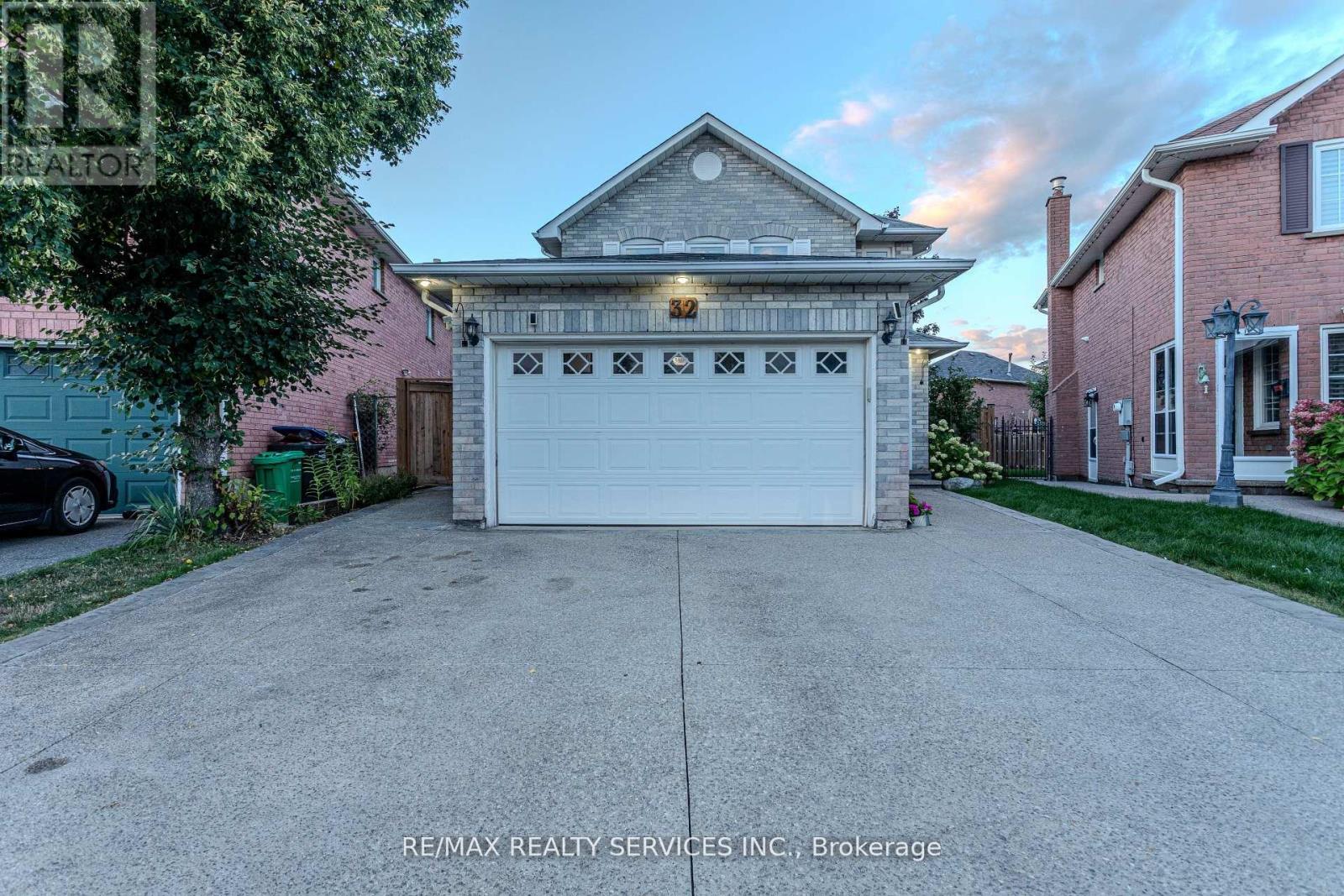 32 HEDDON COURT, Brampton, Ontario