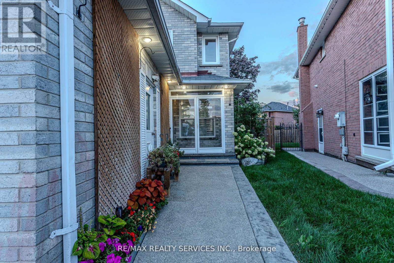 32 Heddon Court, Brampton, Ontario  L6Z 4H2 - Photo 2 - W12453156