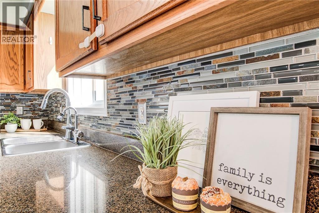 633 Grange Crescent, Waterloo, Ontario  N2T 2L9 - Photo 9 - 40776525
