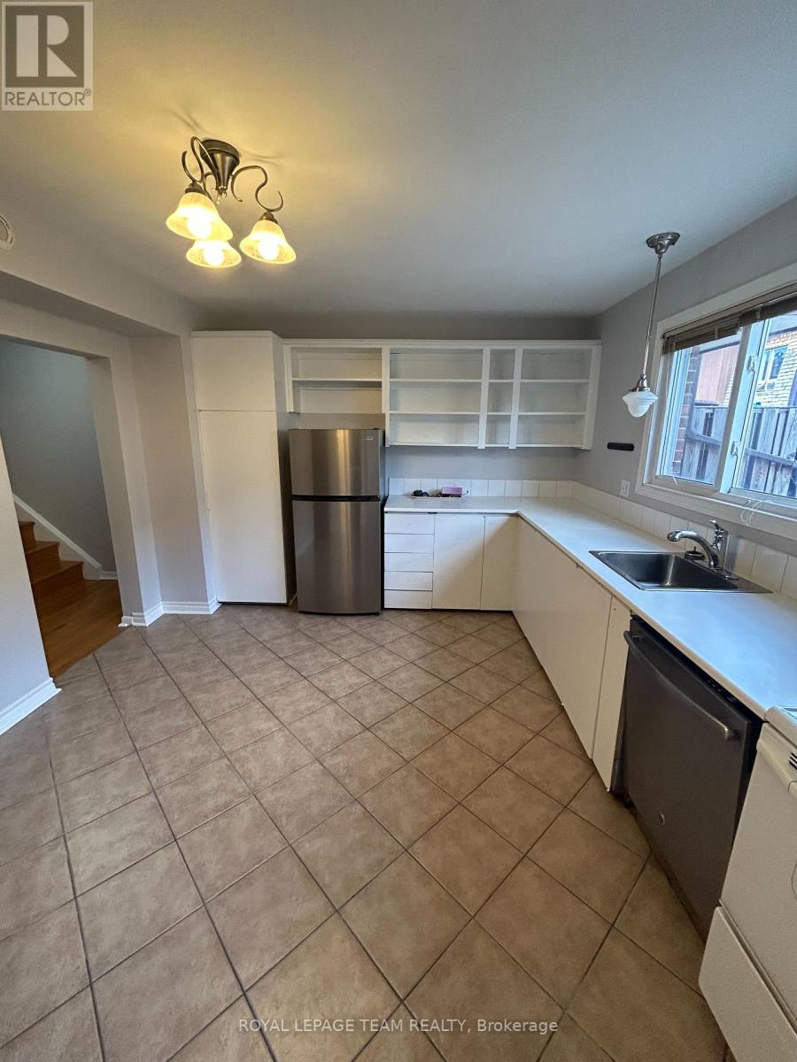 A - 761 Ridgewood Avenue, Ottawa, Ontario  K1V 6M8 - Photo 4 - X12453186