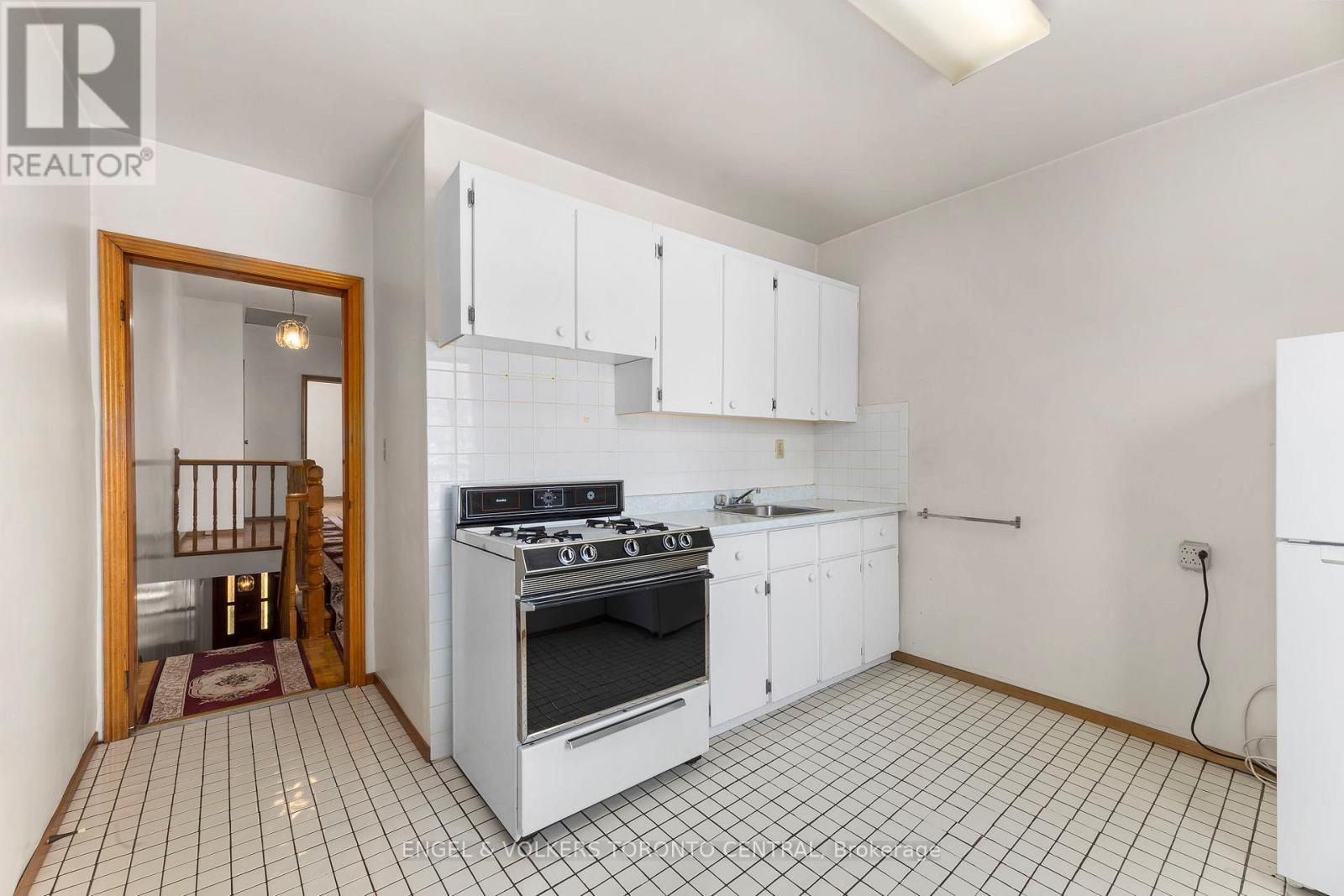 8 Brookfield Street, Toronto, Ontario  M6J 3A9 - Photo 21 - C12383650