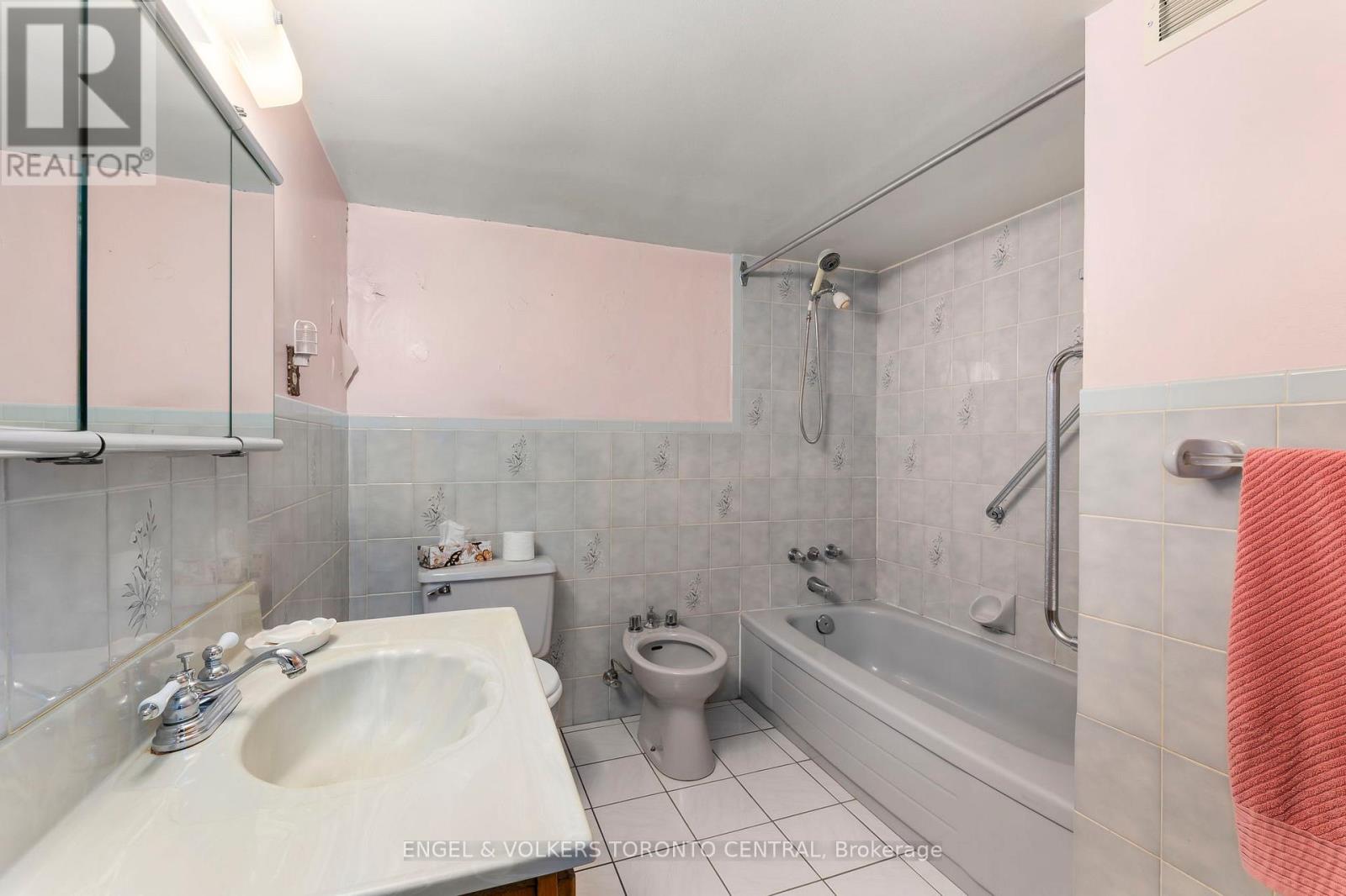 8 Brookfield Street, Toronto, Ontario  M6J 3A9 - Photo 19 - C12383650