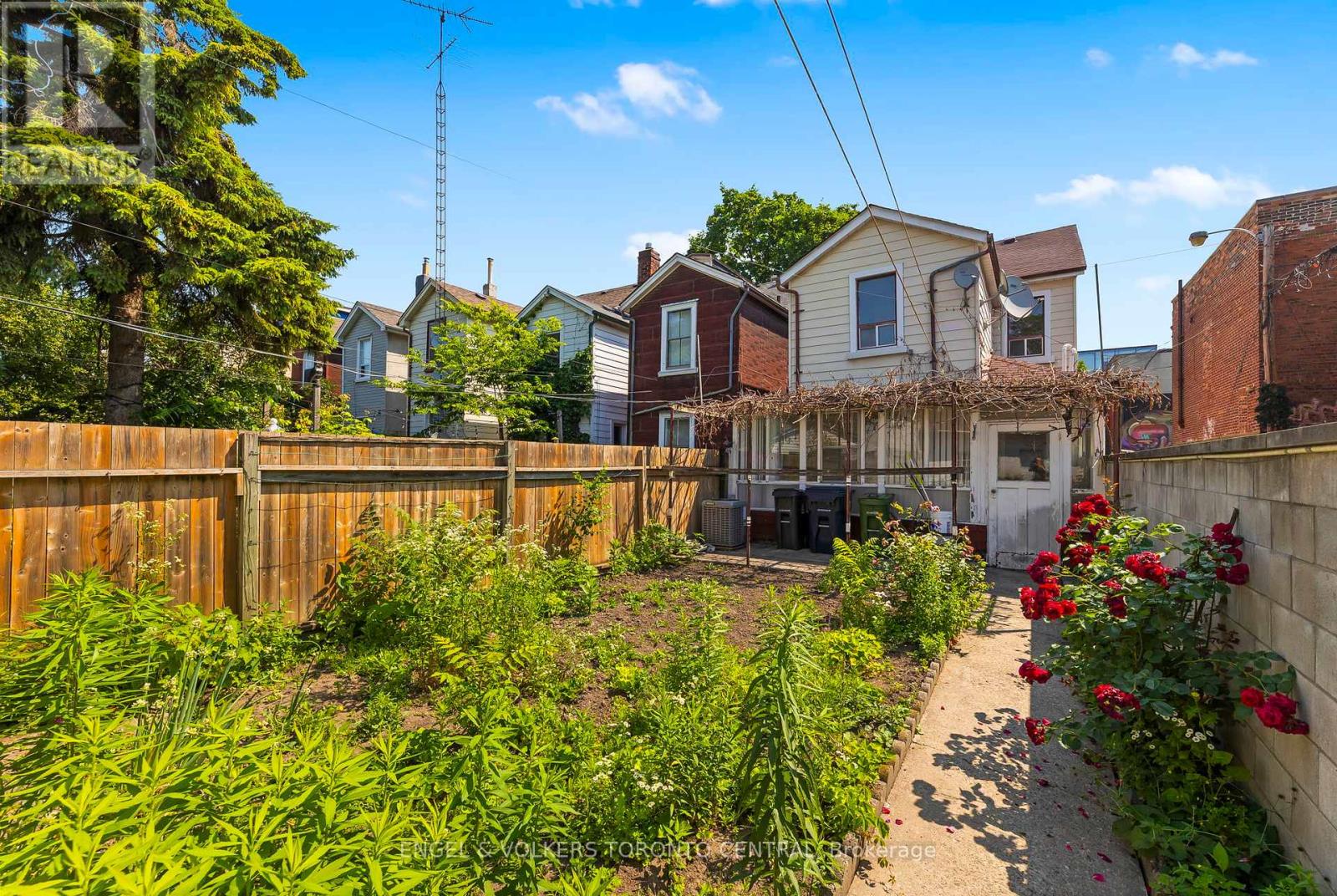 8 Brookfield Street, Toronto, Ontario  M6J 3A9 - Photo 32 - C12383650