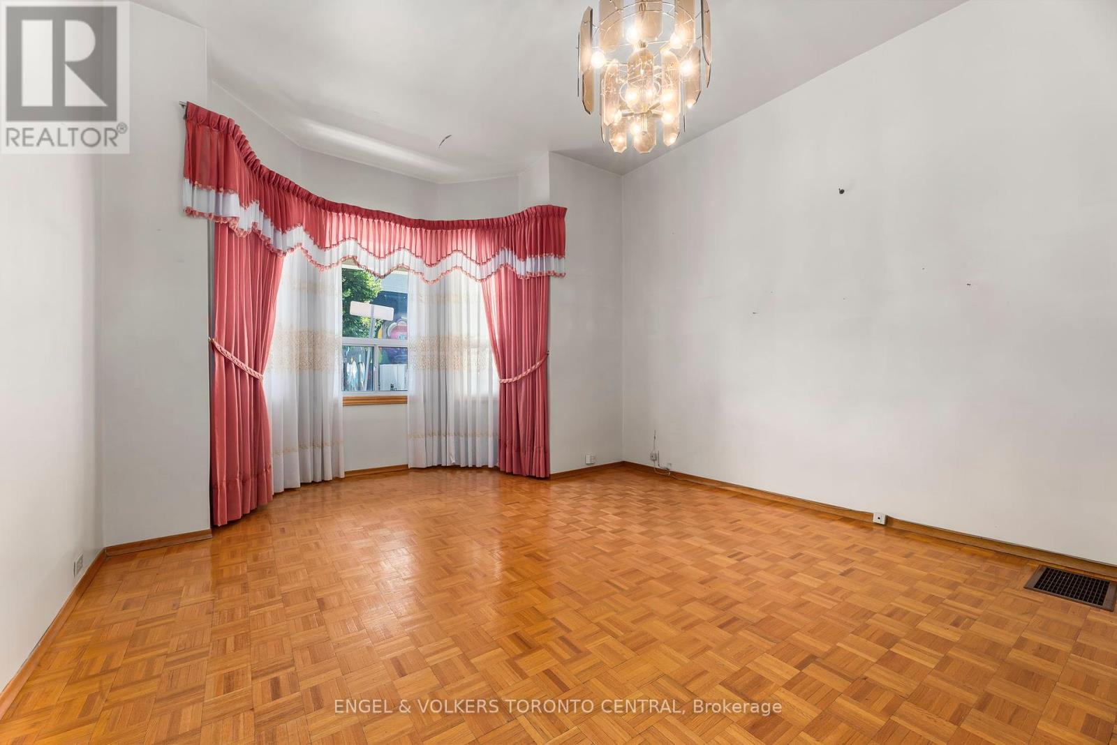 8 Brookfield Street, Toronto, Ontario  M6J 3A9 - Photo 5 - C12383650