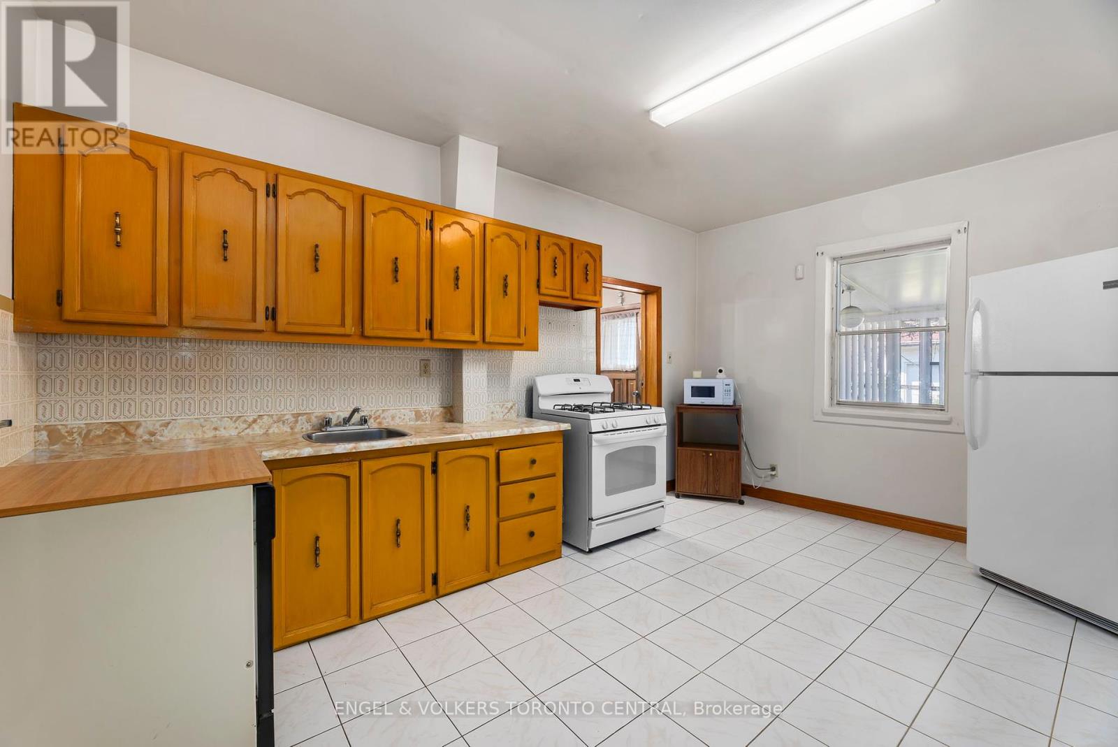 8 Brookfield Street, Toronto, Ontario  M6J 3A9 - Photo 8 - C12383650