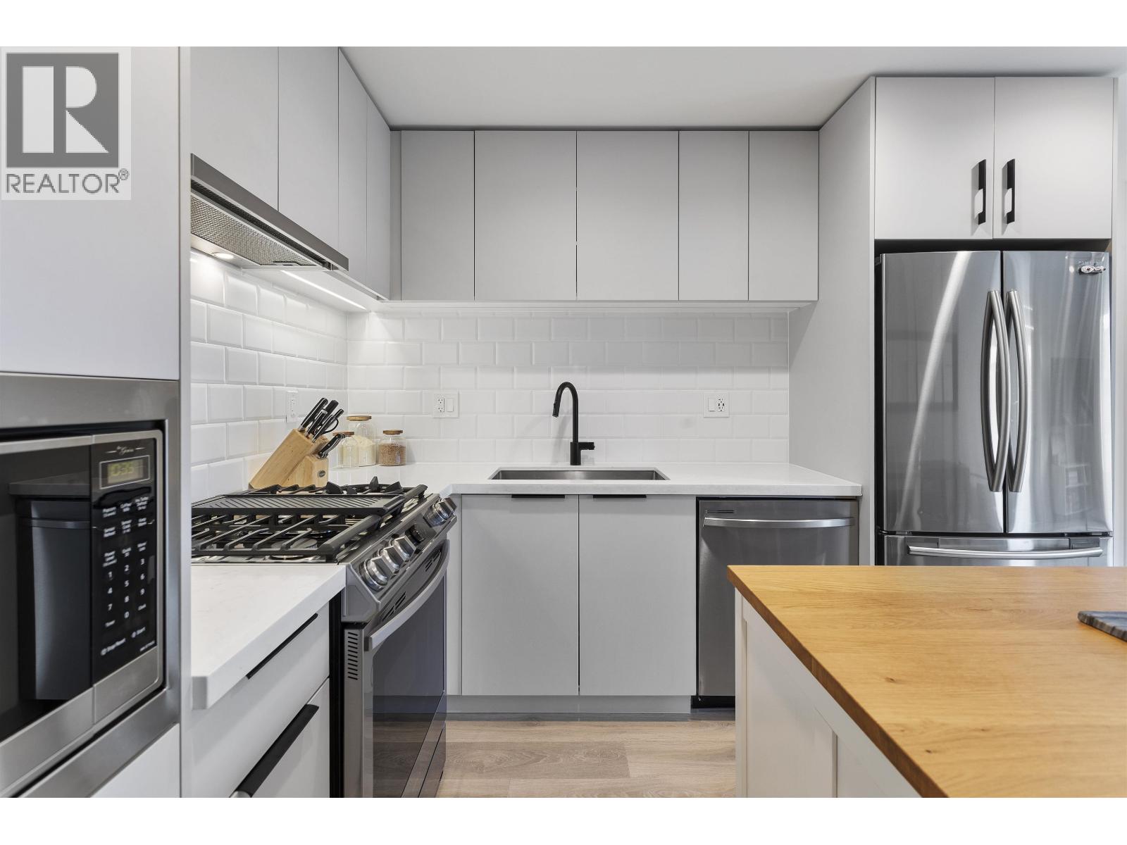 301 3018 St George Street, Port Moody, British Columbia  V3H 0L4 - Photo 4 - R3057000