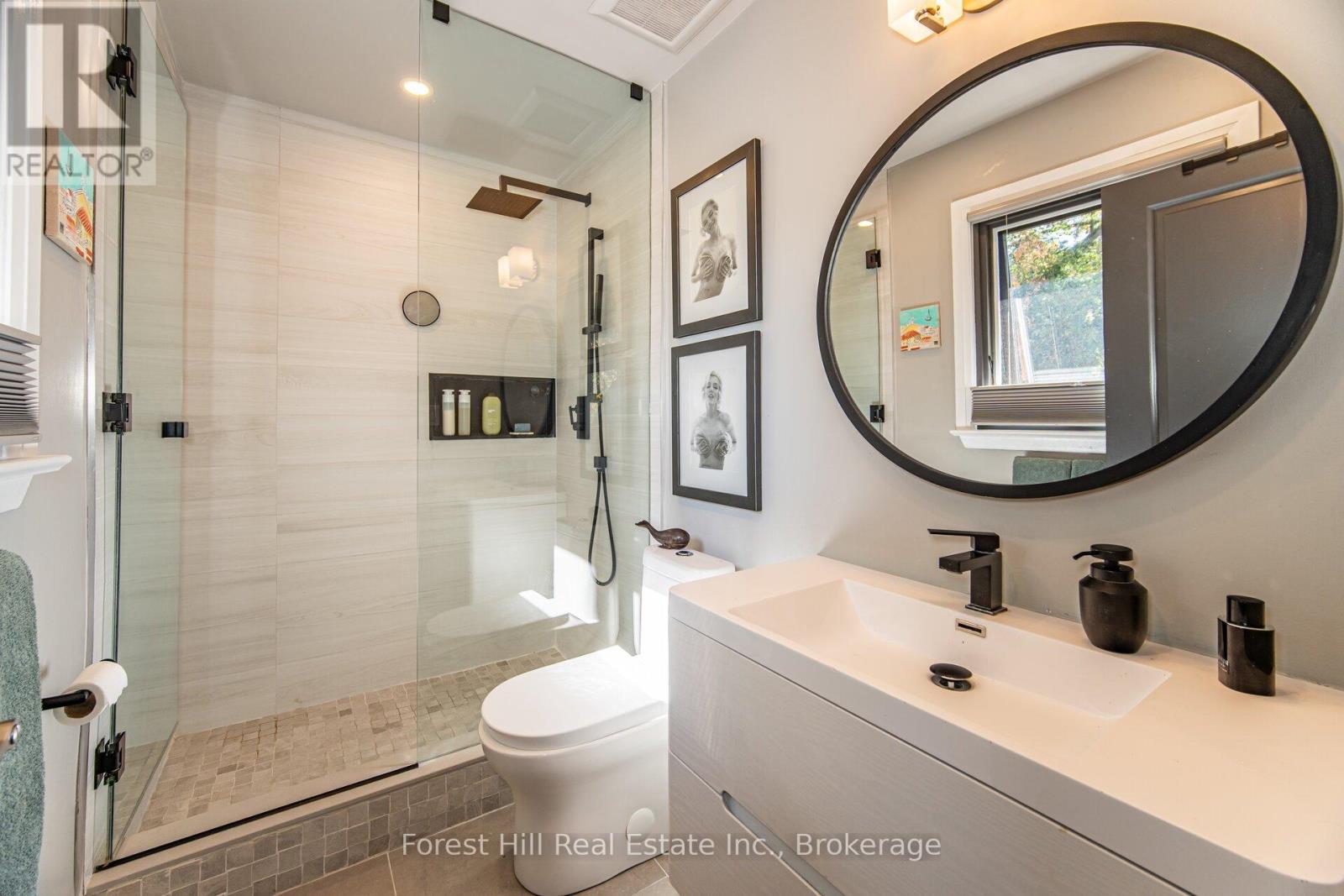 28 Decarie Circle, Toronto, Ontario  M9B 3H9 - Photo 15 - W12453198