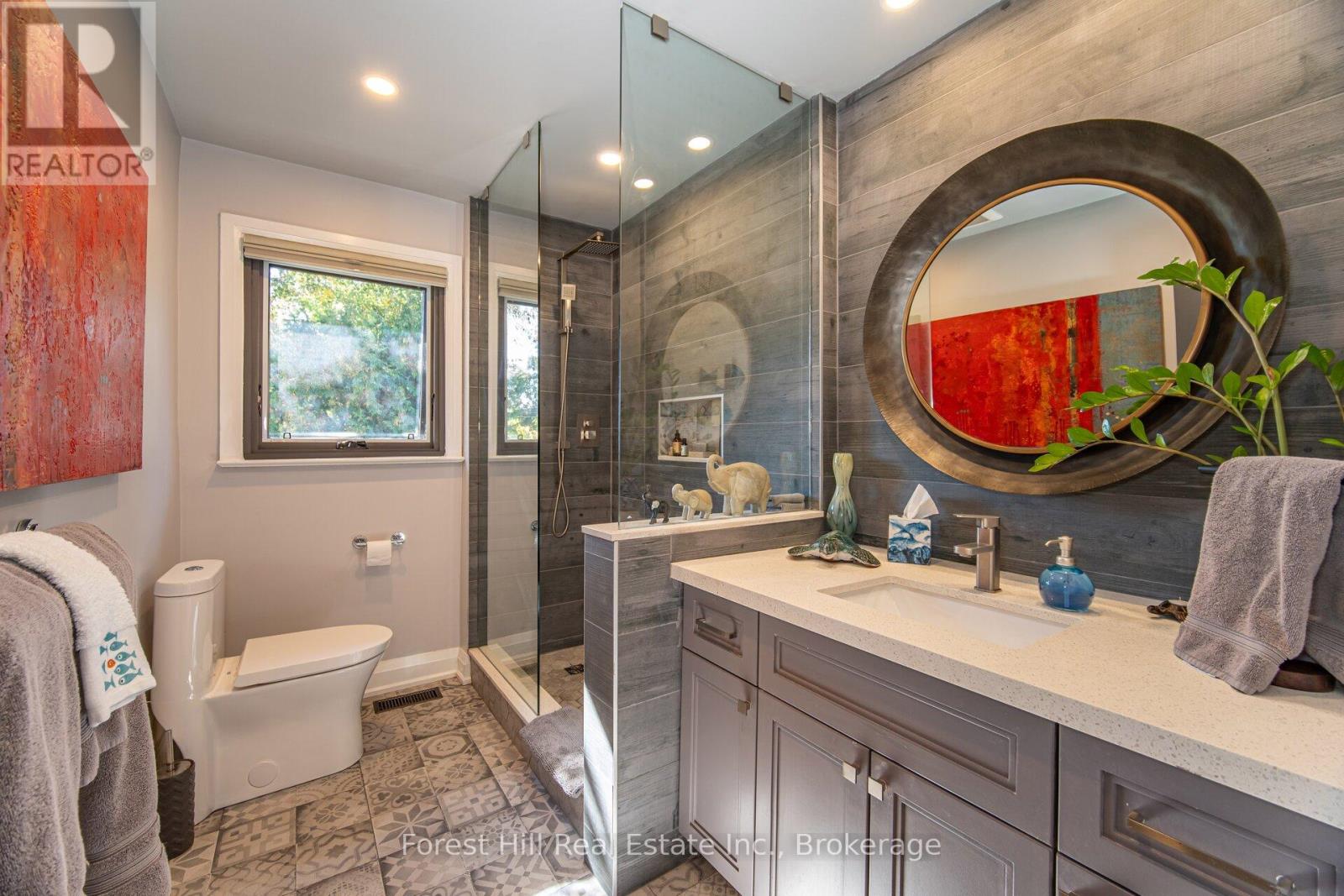 28 Decarie Circle, Toronto, Ontario  M9B 3H9 - Photo 18 - W12453198