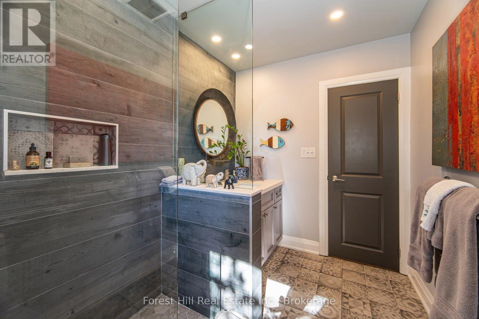 28 Decarie Circle, Toronto, Ontario  M9B 3H9 - Photo 19 - W12453198