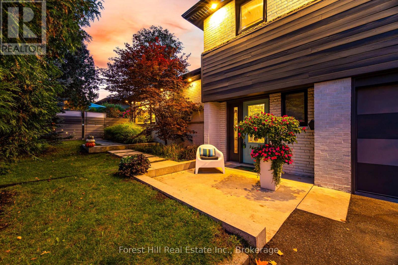 28 Decarie Circle, Toronto, Ontario  M9B 3H9 - Photo 4 - W12453198