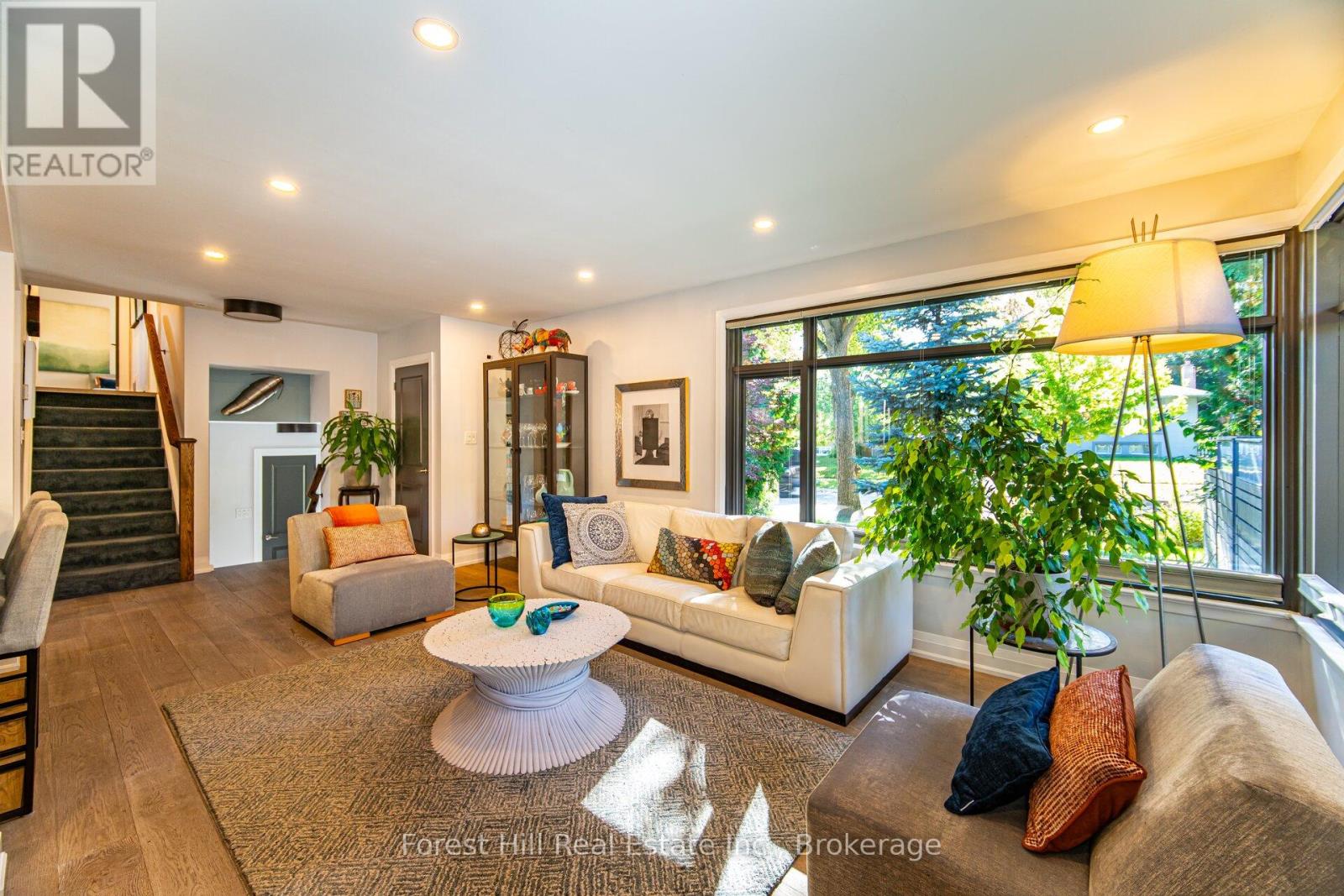 28 Decarie Circle, Toronto, Ontario  M9B 3H9 - Photo 7 - W12453198