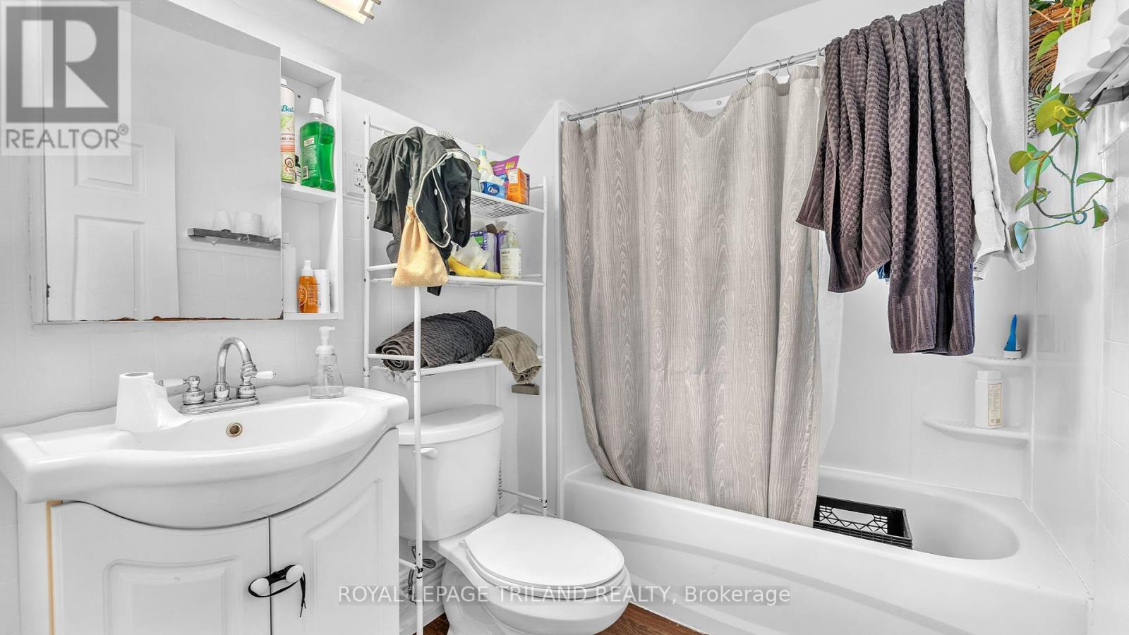 1940 Trafalgar Street, London East, Ontario  N5V 1A2 - Photo 11 - X12452707