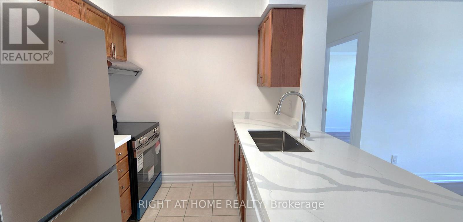 501 - 51 Baffin Court, Richmond Hill, Ontario  L4B 4P6 - Photo 11 - N12350702