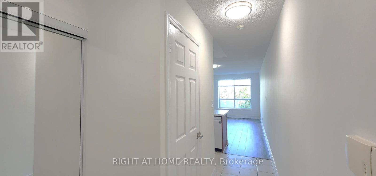 501 - 51 Baffin Court, Richmond Hill, Ontario  L4B 4P6 - Photo 4 - N12350702