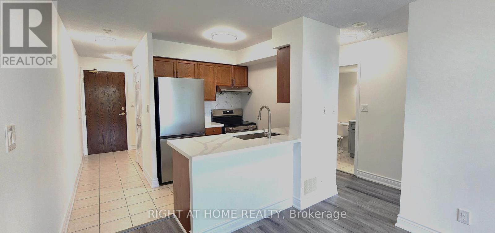 501 - 51 Baffin Court, Richmond Hill, Ontario  L4B 4P6 - Photo 6 - N12350702
