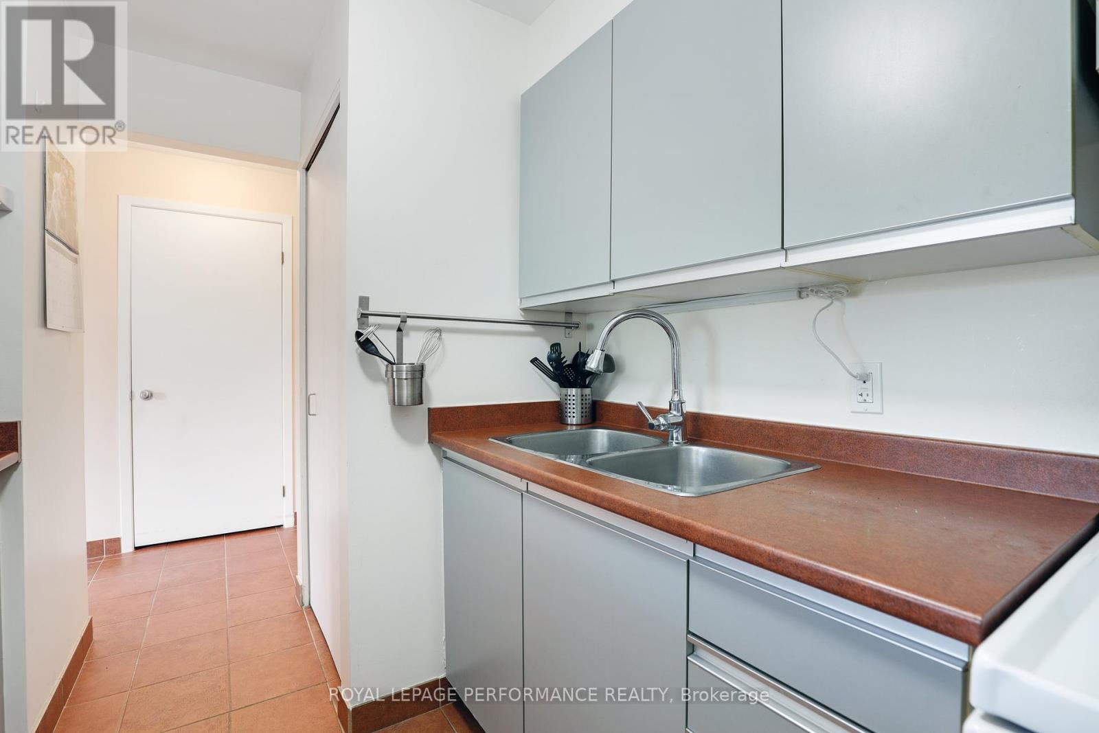 412 - 280 Brittany Drive, Ottawa, Ontario  K1K 4M4 - Photo 13 - X12453218
