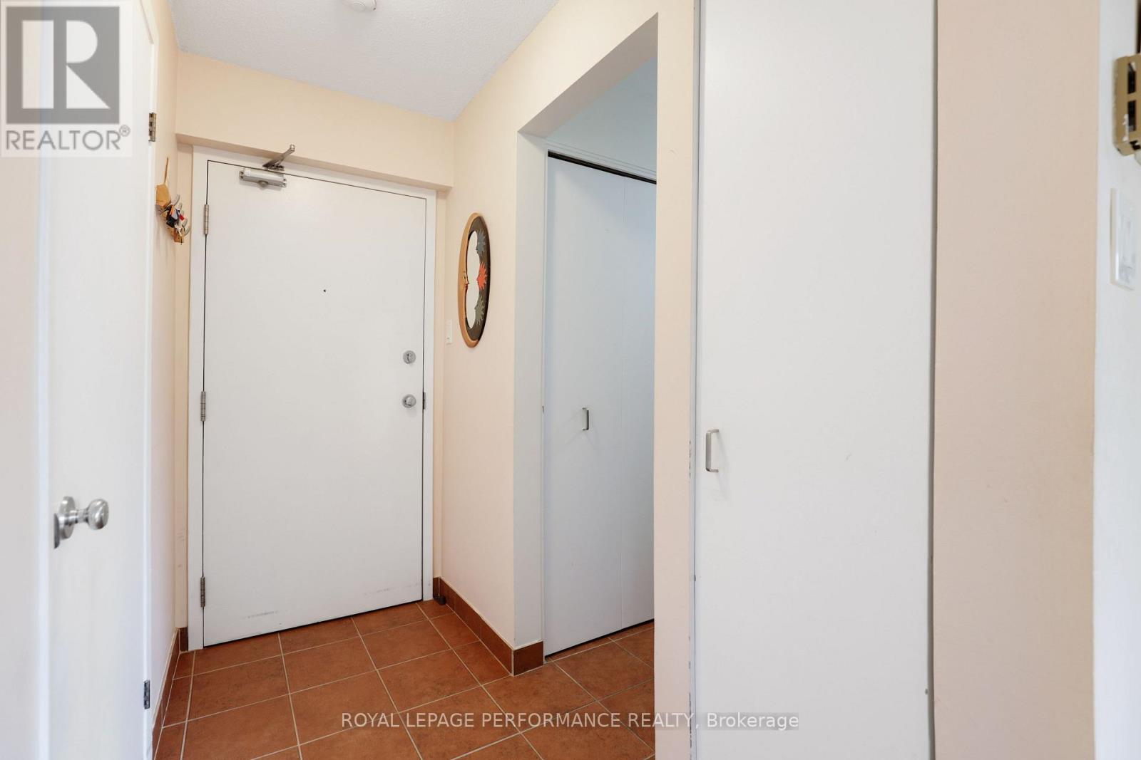 412 - 280 Brittany Drive, Ottawa, Ontario  K1K 4M4 - Photo 6 - X12453218