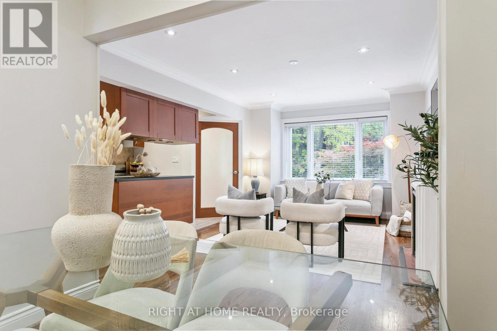 3 Roseneath Gardens, Toronto, Ontario  M6C 3X5 - Photo 10 - C12453223