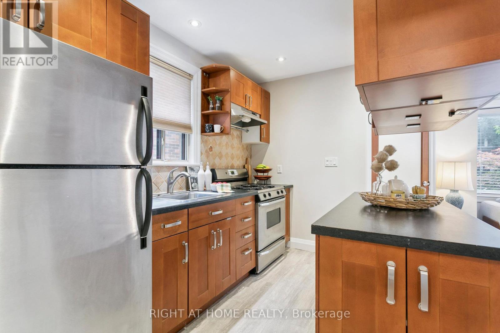 3 Roseneath Gardens, Toronto, Ontario  M6C 3X5 - Photo 12 - C12453223