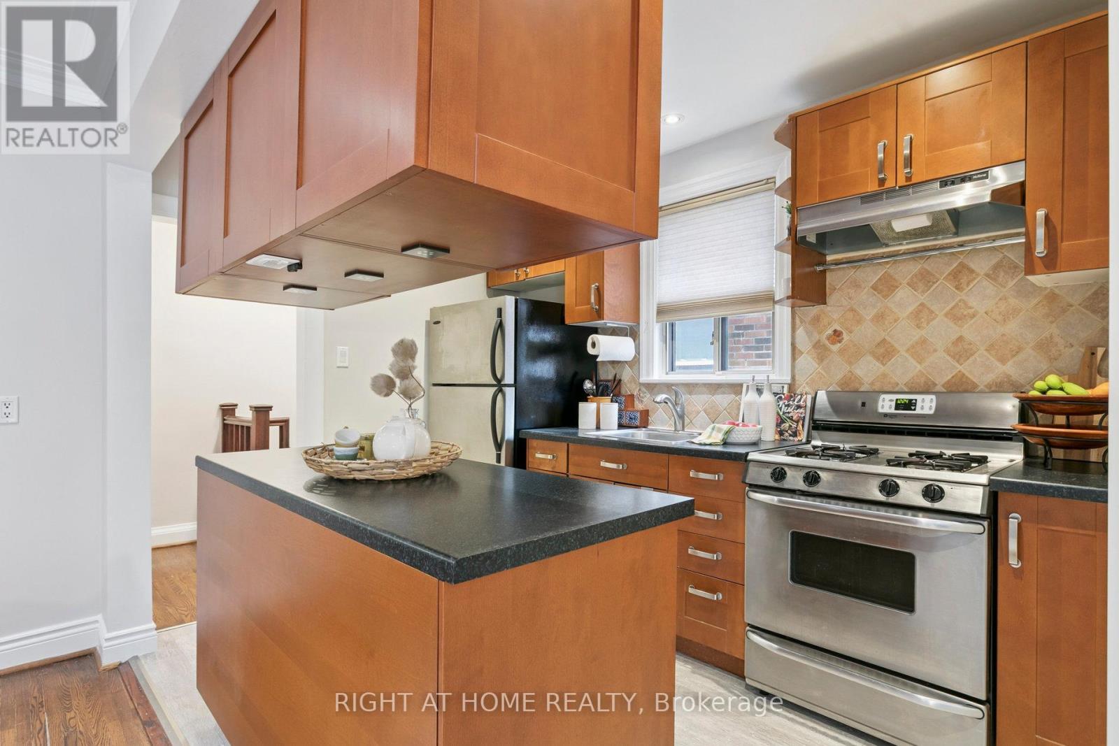 3 Roseneath Gardens, Toronto, Ontario  M6C 3X5 - Photo 13 - C12453223