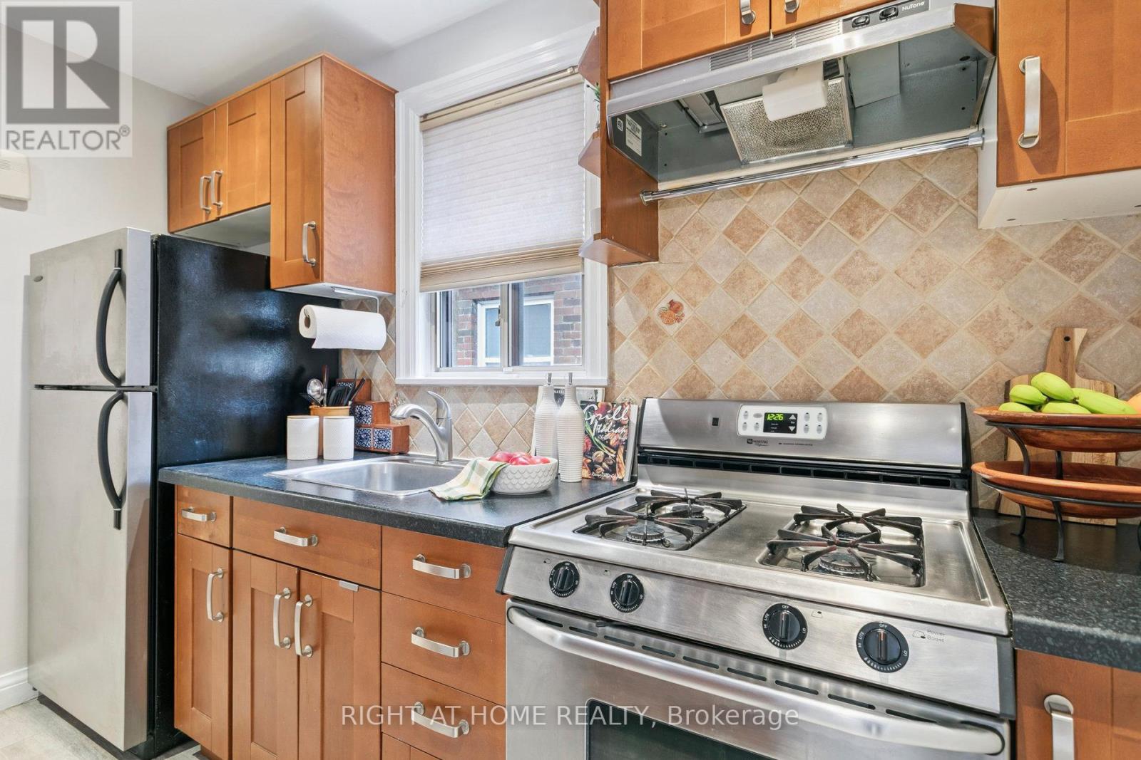 3 Roseneath Gardens, Toronto, Ontario  M6C 3X5 - Photo 14 - C12453223