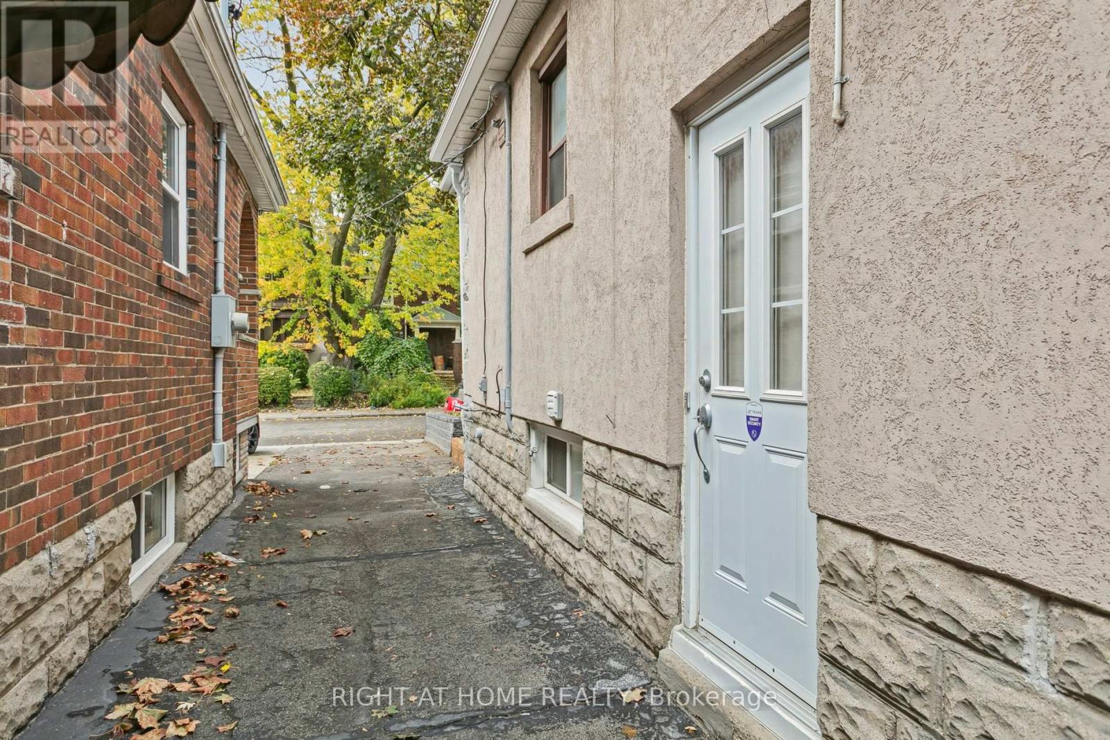 3 Roseneath Gardens, Toronto, Ontario  M6C 3X5 - Photo 32 - C12453223