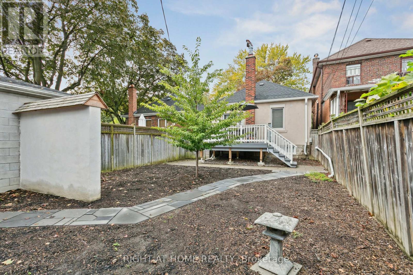 3 Roseneath Gardens, Toronto, Ontario  M6C 3X5 - Photo 35 - C12453223
