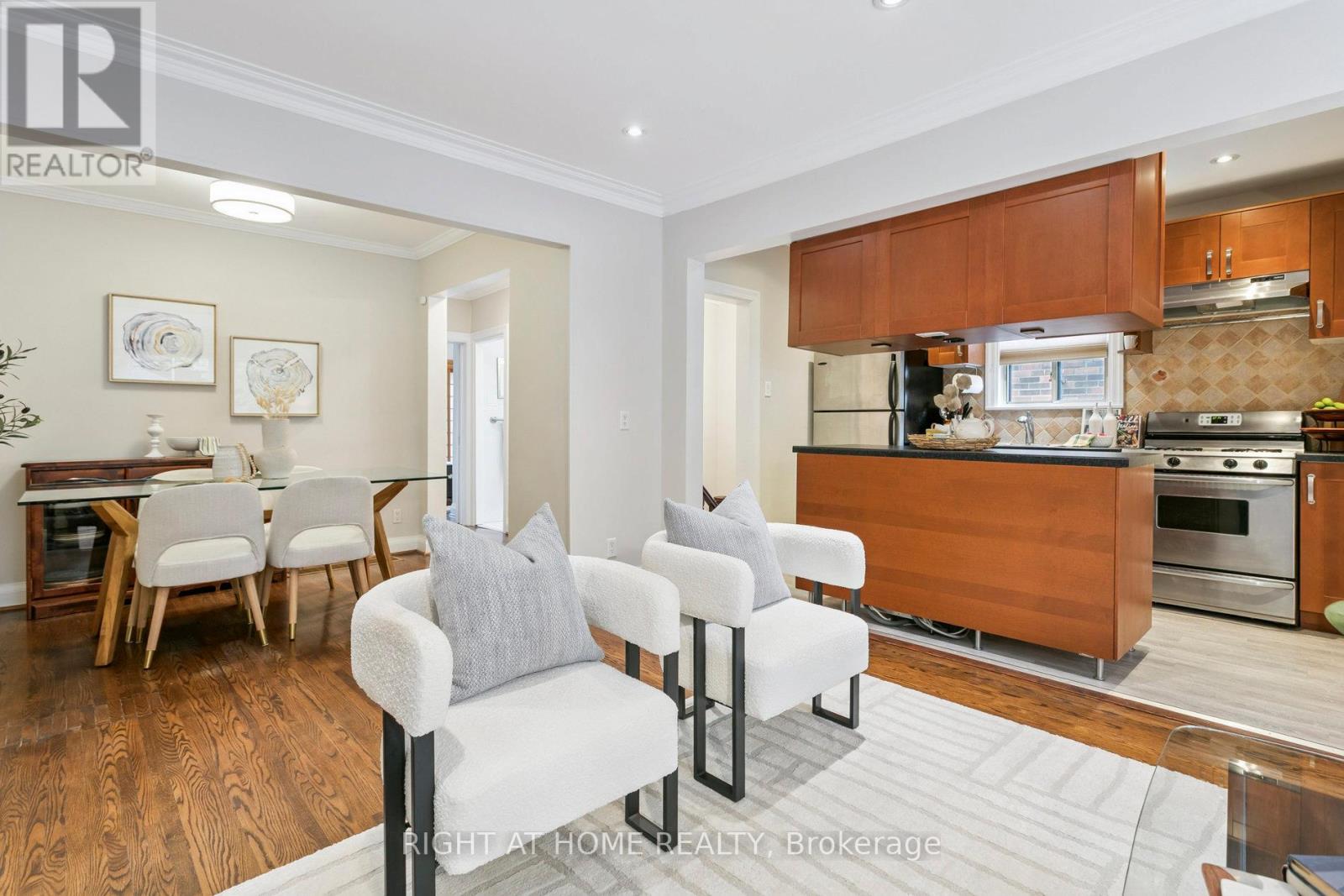 3 Roseneath Gardens, Toronto, Ontario  M6C 3X5 - Photo 7 - C12453223