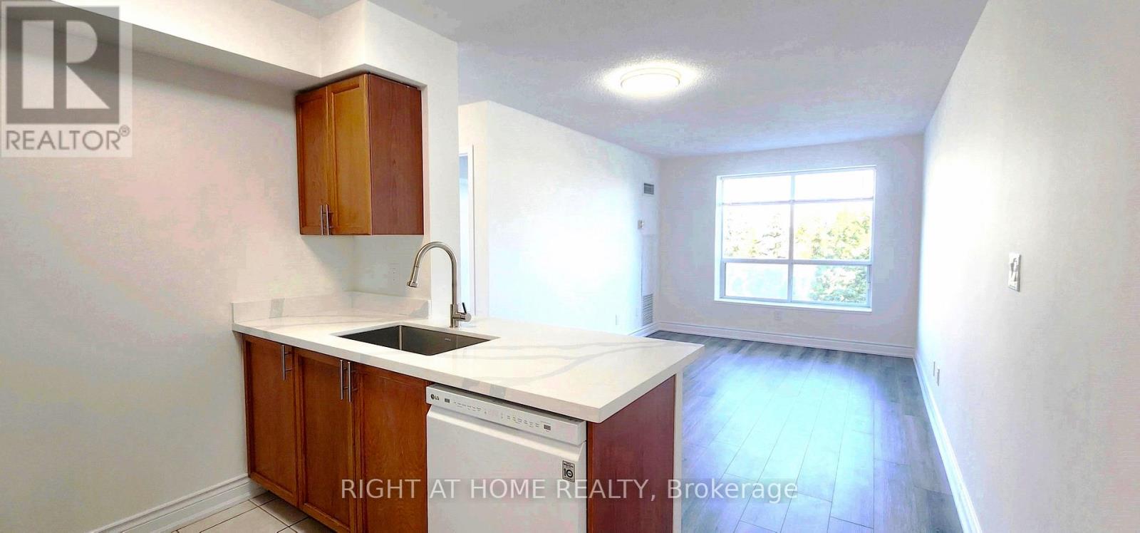 501 - 51 Baffin Court, Richmond Hill, Ontario  L4B 4P6 - Photo 2 - N12350702