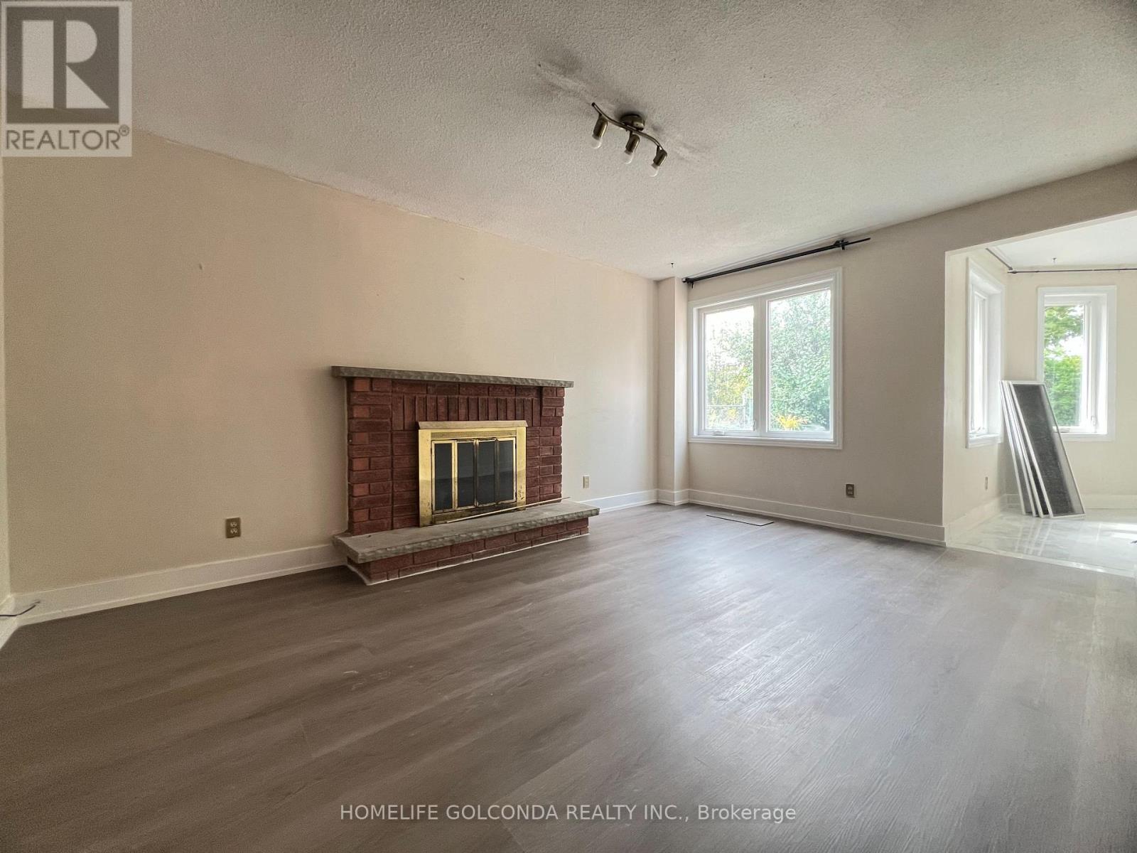 <div class="slider-price">$3,900 Monthly</div><p>Upper - 277 Huntington Ridge Drive, Mississauga, Ontario</p>