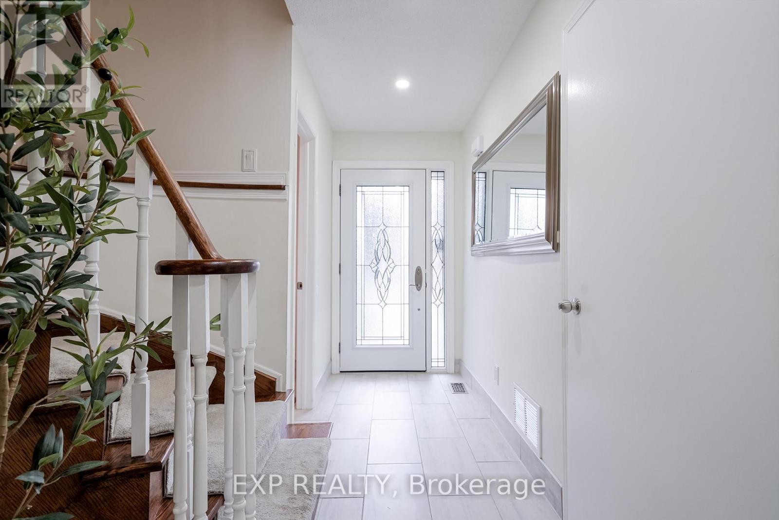 139 Adele Crescent, Oshawa, Ontario  L1J 7X7 - Photo 3 - E12453236