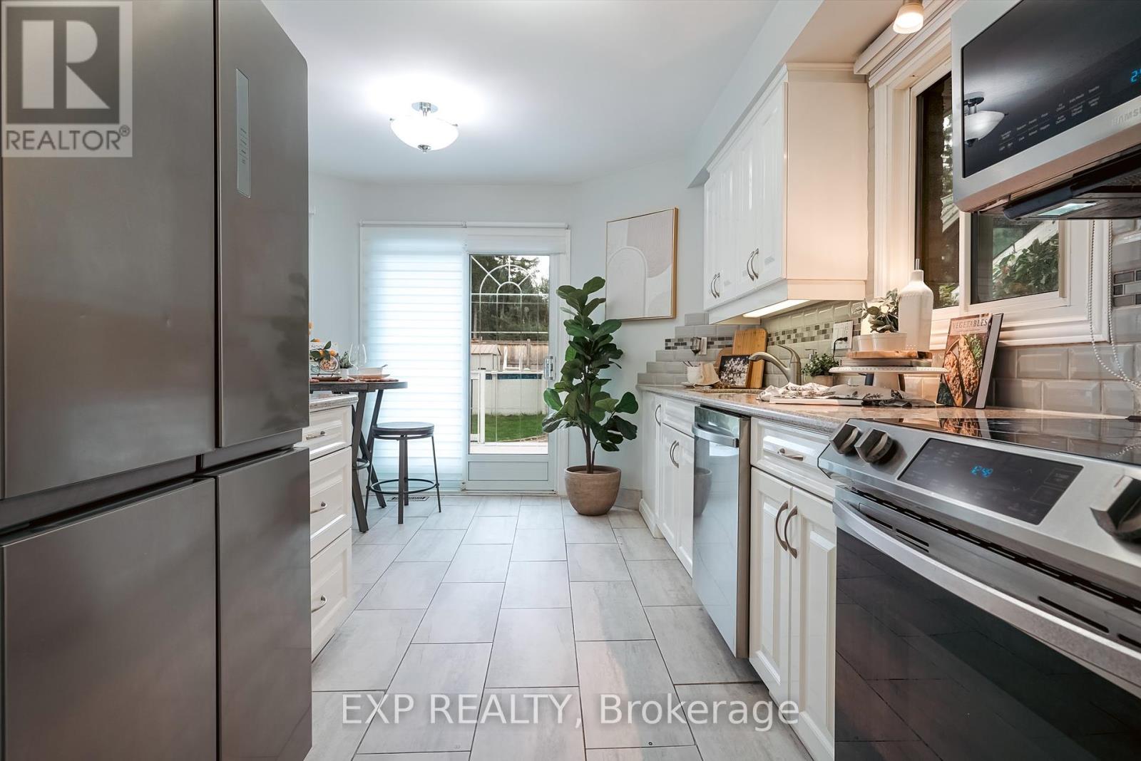 139 Adele Crescent, Oshawa, Ontario  L1J 7X7 - Photo 9 - E12453236