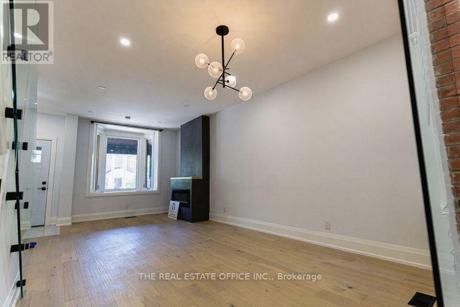 Main - 388 Woodbine Avenue, Toronto, Ontario  M4L 3P6 - Photo 3 - E12453237