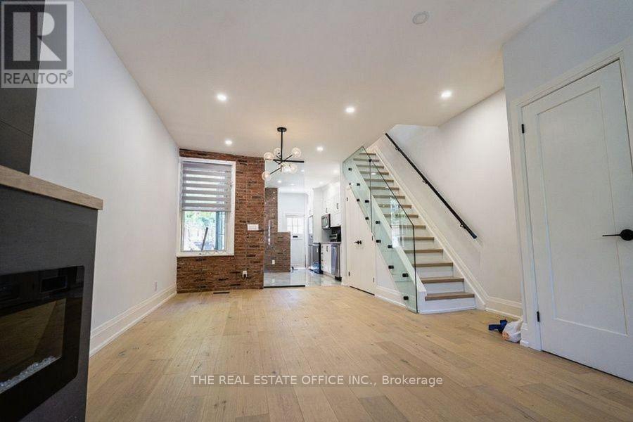 Main - 388 Woodbine Avenue, Toronto, Ontario  M4L 3P6 - Photo 4 - E12453237