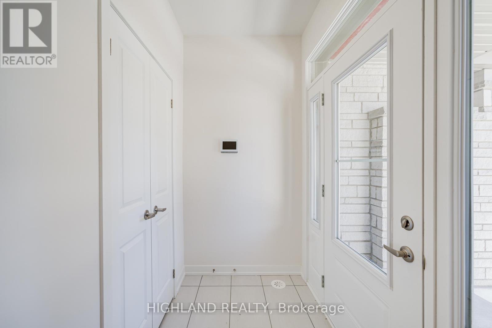 1096 Wheat Boom Drive, Oakville, Ontario  L6H 7H5 - Photo 3 - W12443386