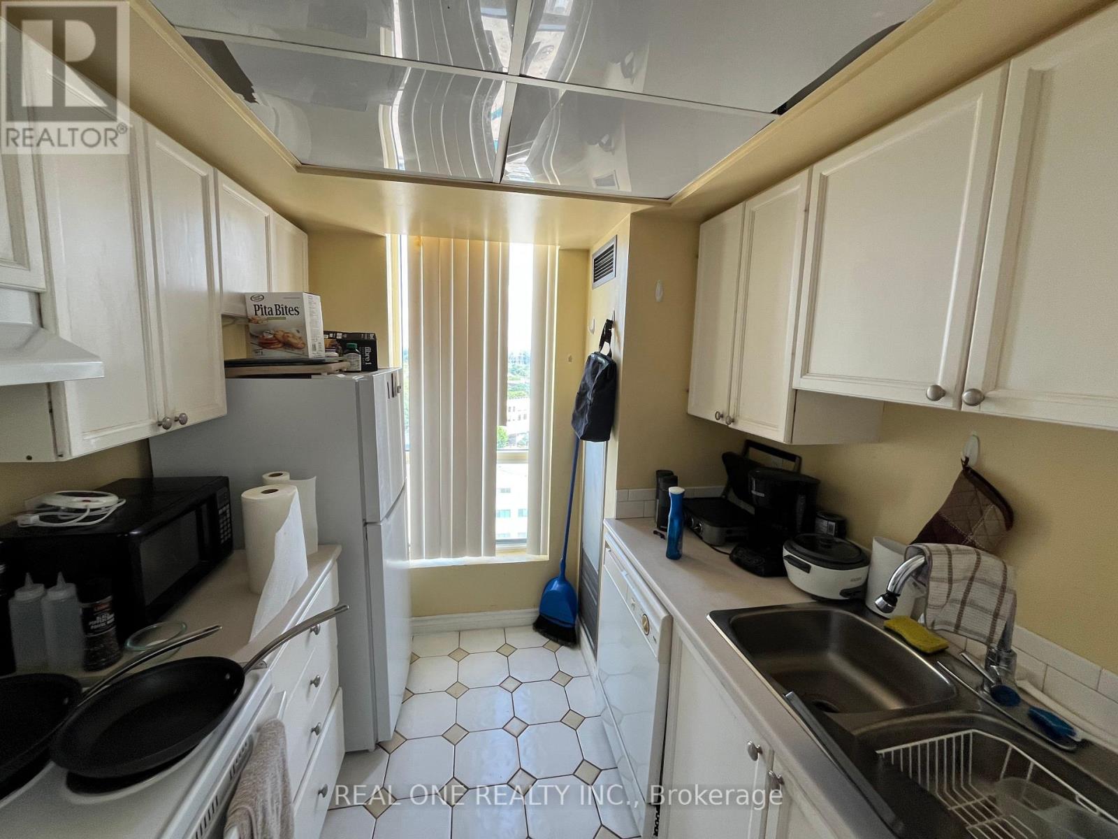 1504 - 101 Subway Crescent, Toronto, Ontario  M9B 6K4 - Photo 4 - W12453250