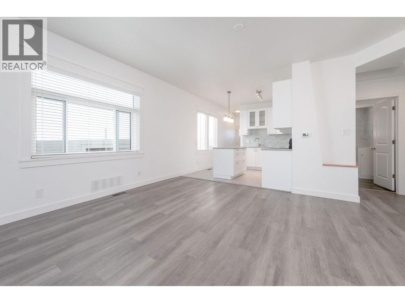 7696 Davies Street, Burnaby, British Columbia  V3N 3H4 - Photo 4 - R3057002