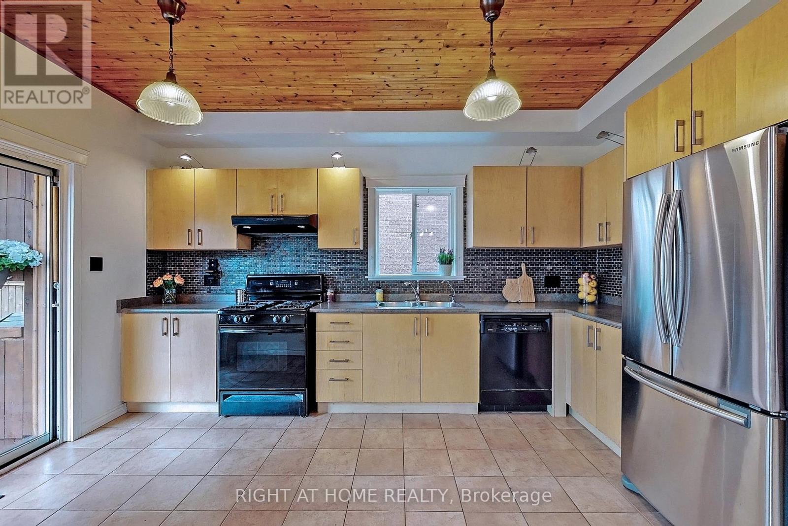 24 Antique Drive, Richmond Hill, Ontario  L4E 3X5 - Photo 10 - N12453302